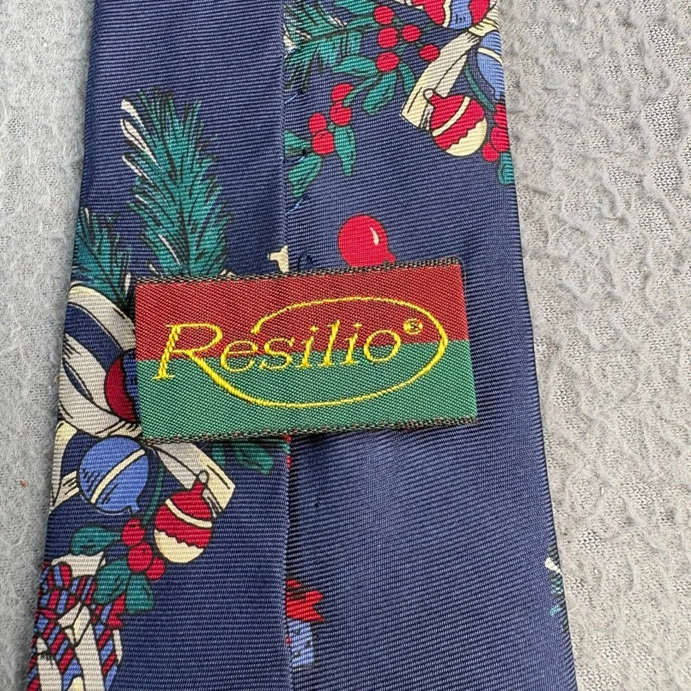 Resilio Mens Christmas Holiday Tie Navy Blue Ornaments Pine Berries Silk Blend